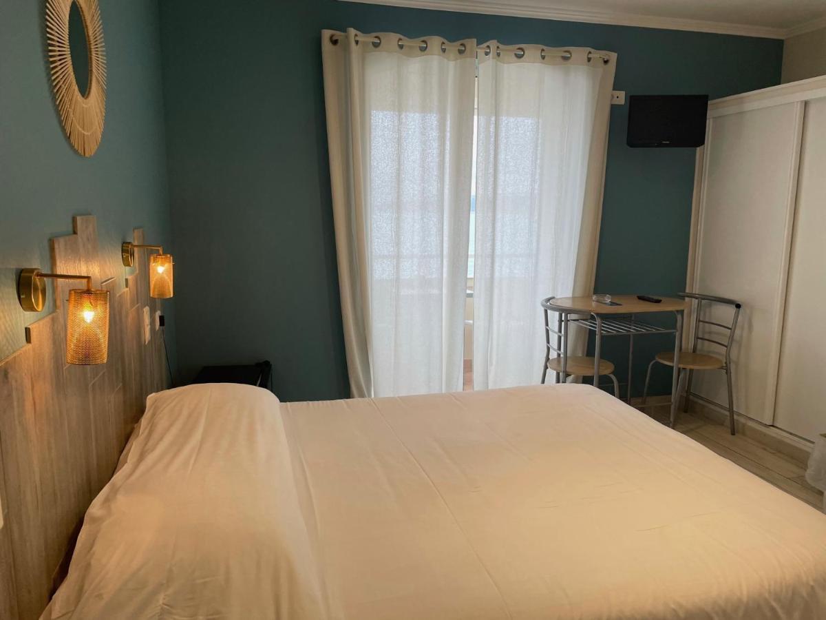 Hotel Au Tapis De Sable Saint-Cyr-sur-Mer Esterno foto