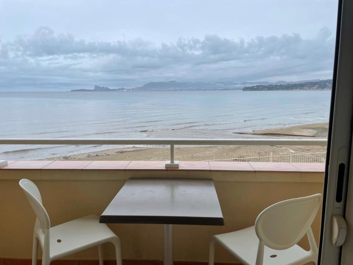 Hotel Au Tapis De Sable Saint-Cyr-sur-Mer Esterno foto
